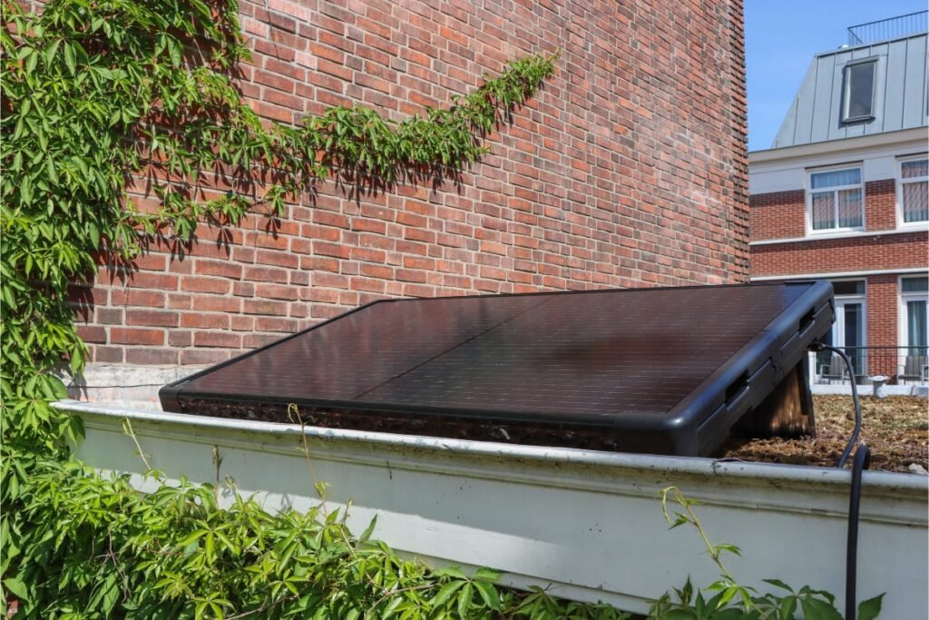 Supersola zonnepaneel met stekker op plat dak